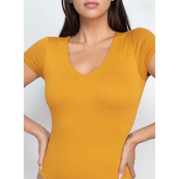 🆕V neckline short sleeve bodysuit - Picture 2 of 4